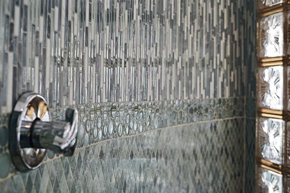 Bedroom 1`s ensuite bath.