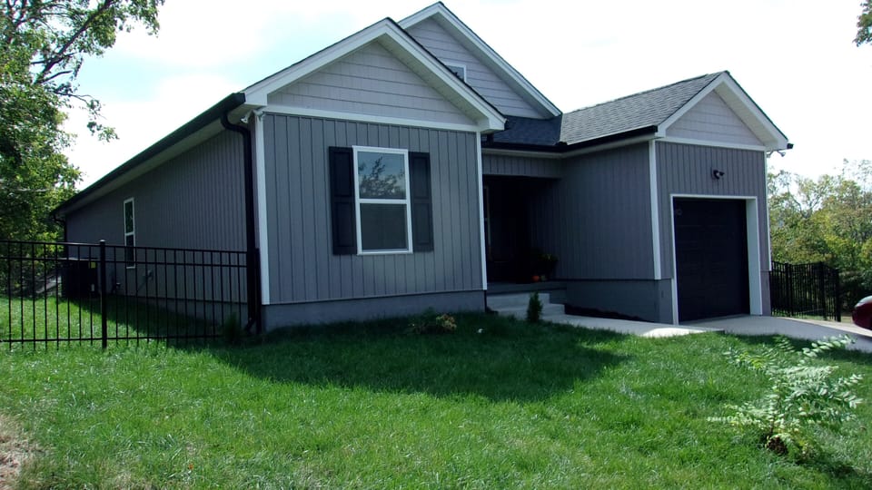 Front view of the house. This is a 30 day rental. Close to 3 hospitals.