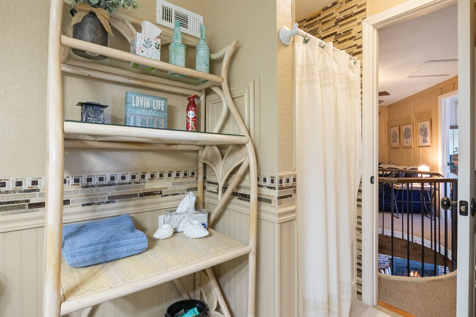 Upper Level Bathroom Accessible to Both Queen Bedrooms