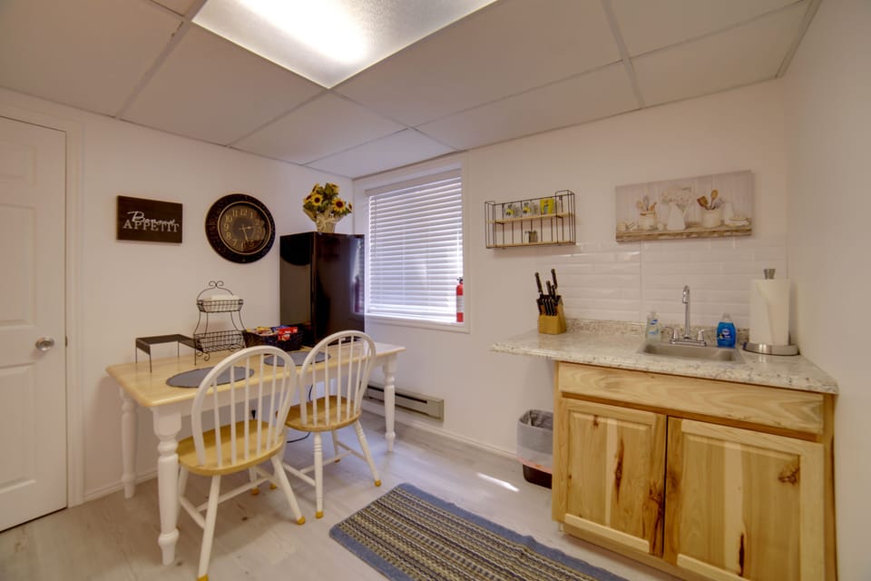 Kitchenette | Basement | Mini Fridge | Microwave | Dining Table