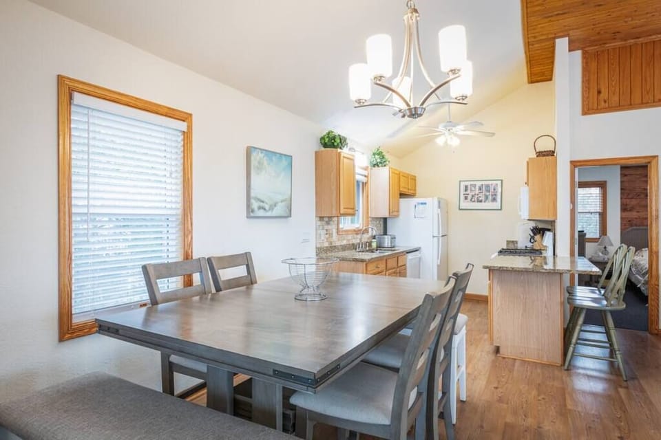Dining Area & Stocked Kitchen w/ Barstools