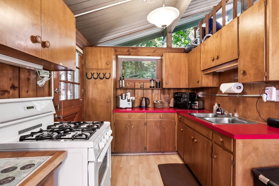 Retro kitchen with all you'd need for a meal (fridge just out of frame) - no dishwasher, sorry!