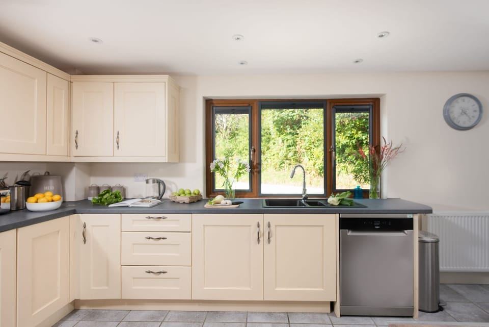 Kitchen with dishwasher, oven, coffee machine - Robins Rest