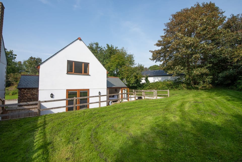 Large grassy garden, modern detached home  - Robins Rest