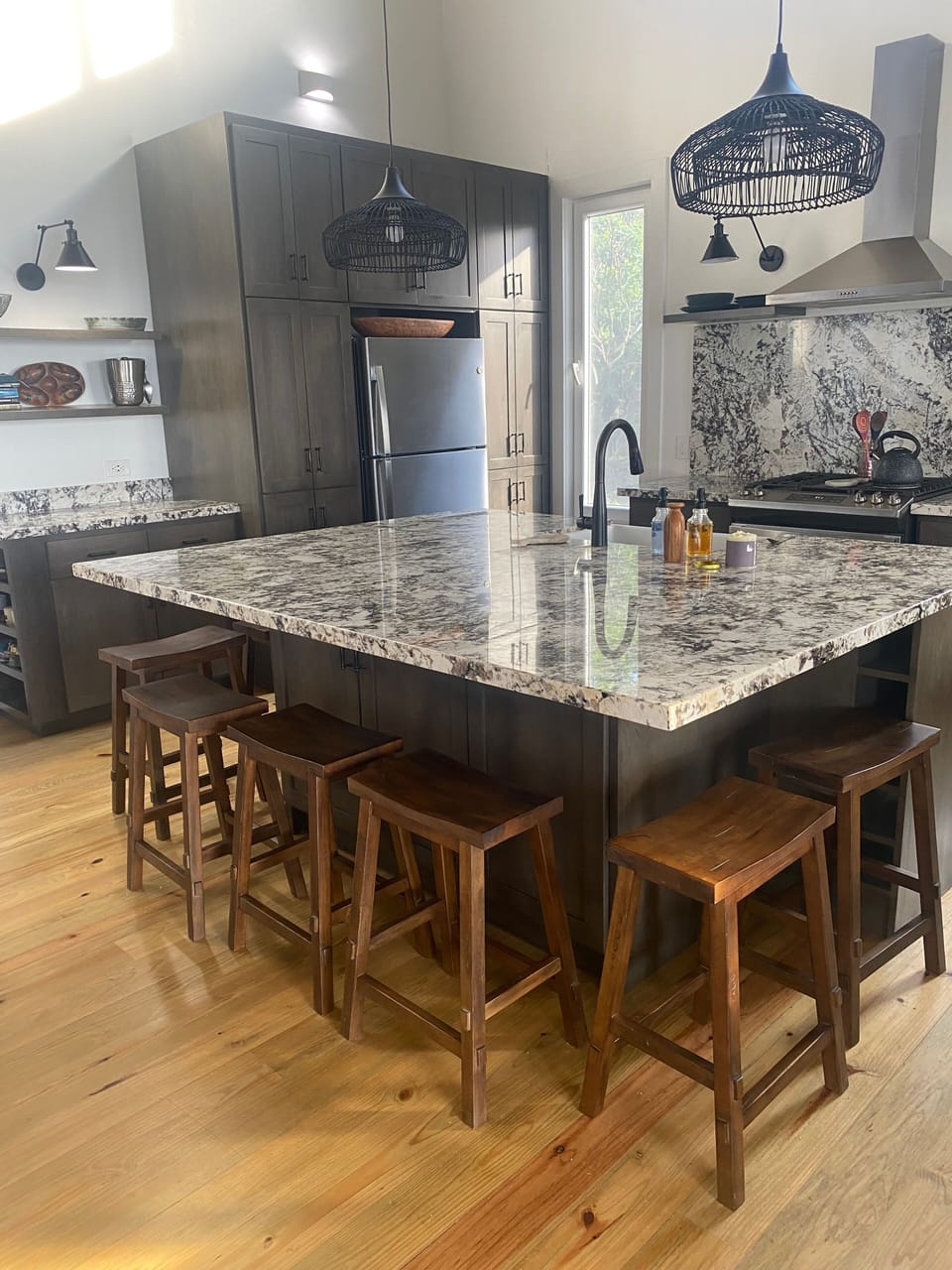 Over 18 linear feet of granite countertop, so plenty of room for all the cooks. 