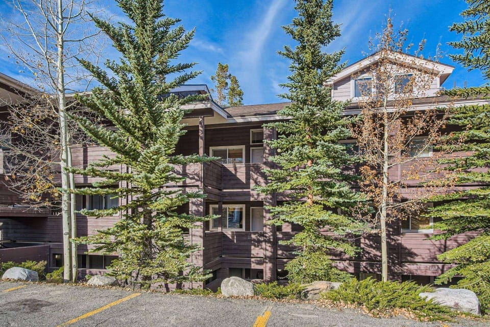 Welcome To Your Home Away From Home (No stairs into condo)