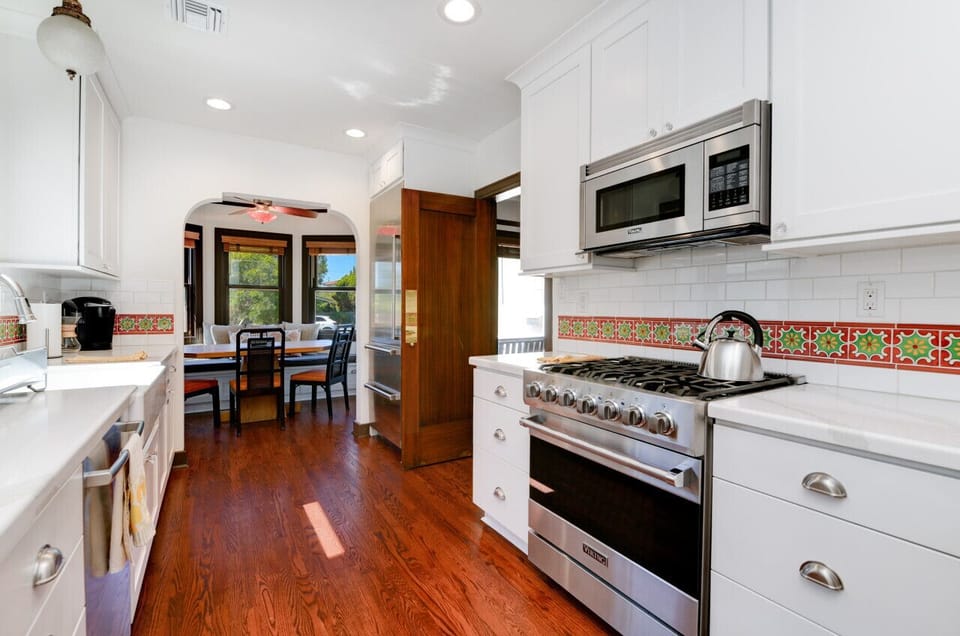 Large kitchen w/ Viking range, Sub-Zero, fully stocked!