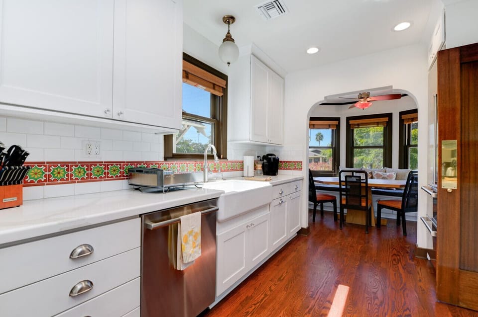 Large kitchen w/ Viking range, Sub-Zero, fully stocked!