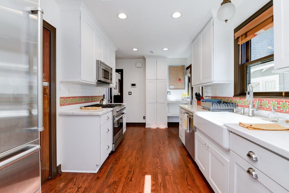 Large kitchen w/ Viking range, Sub-Zero, fully stocked!