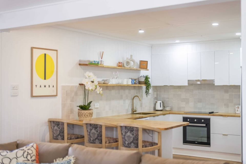 Bimbajong Studio - Yamba coastal accommodation - Fully equipped modern kitchen with breakfast bar
