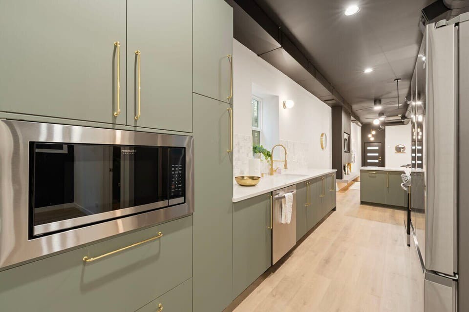 Clean shelving & cabinetry offering practical, clutter-free storage.