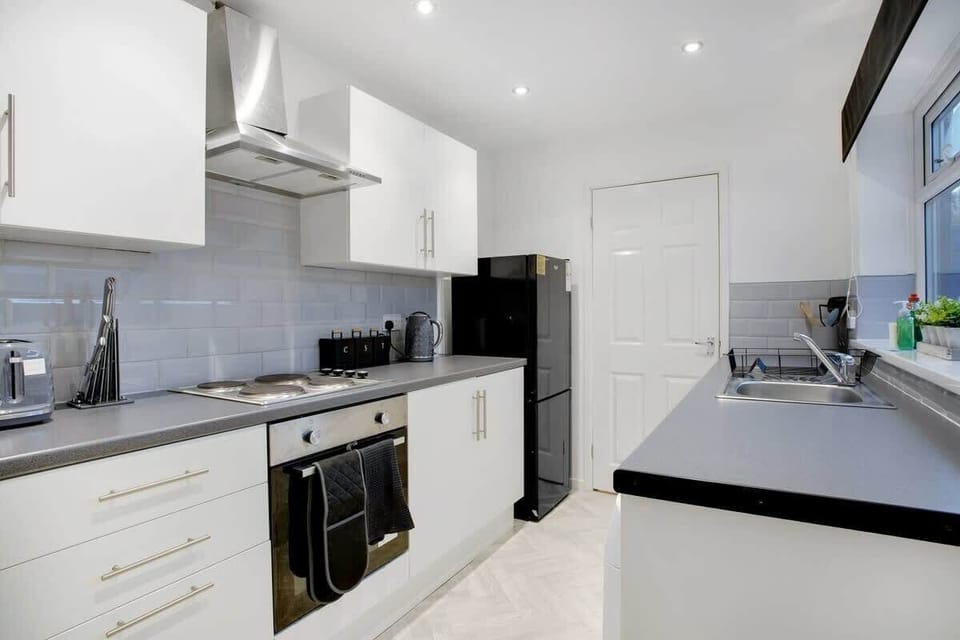 Family-friendly kitchen oasis equipped with all essentials, including a washer & dryer, oven, fridge and full cookware set. 