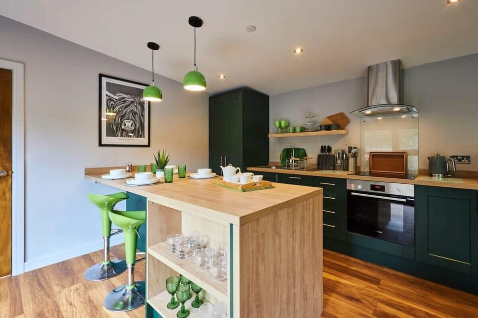 Forest Green Lodge, Alnwick - Host & Stay
