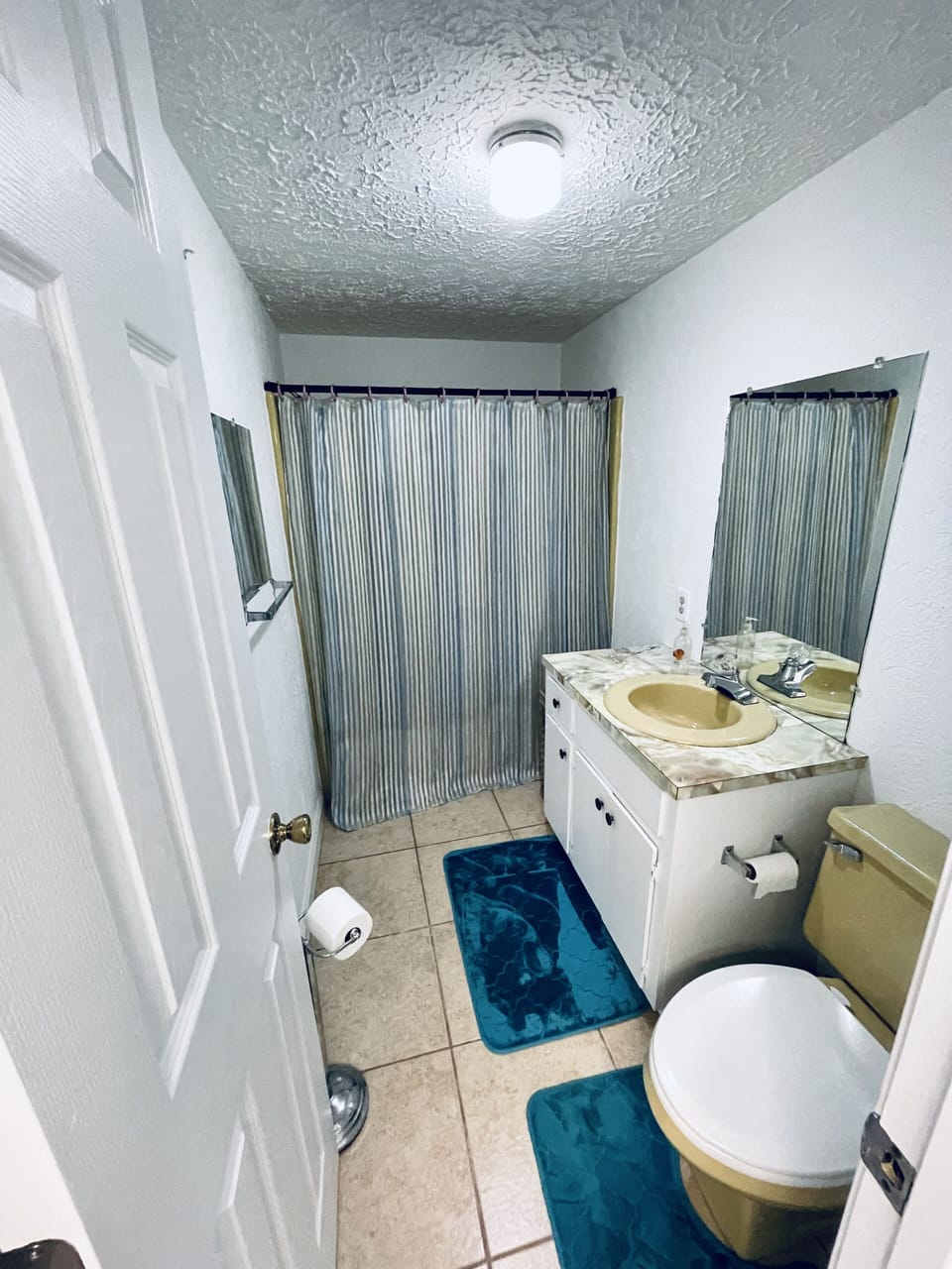 Full bath, towels, & basic toiletries. 