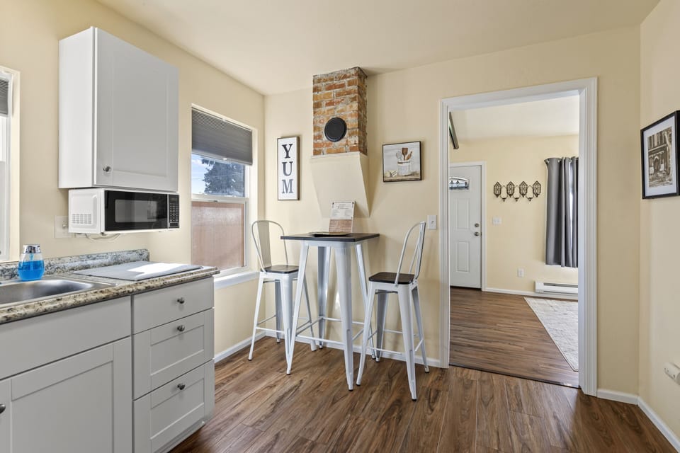 KITCHEN SEATING.