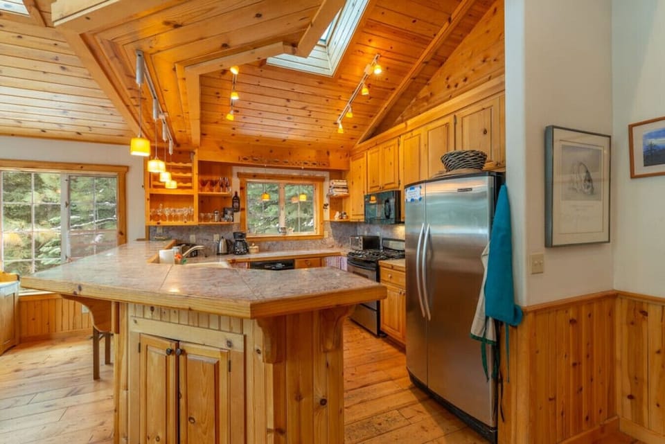 Nicely appointed kitchen