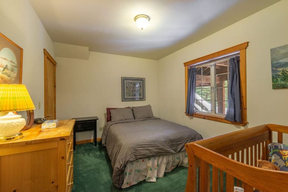 Bedroom 4 (Downstairs): Queen & Twin Bed