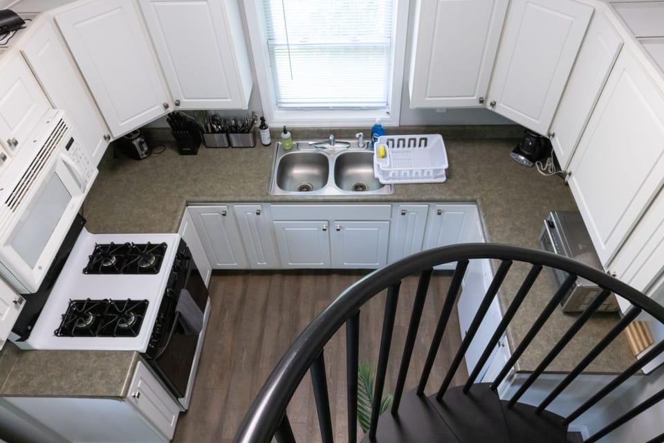 Guest House 2BR+Loft: 4-person dining area just off the kitchen
