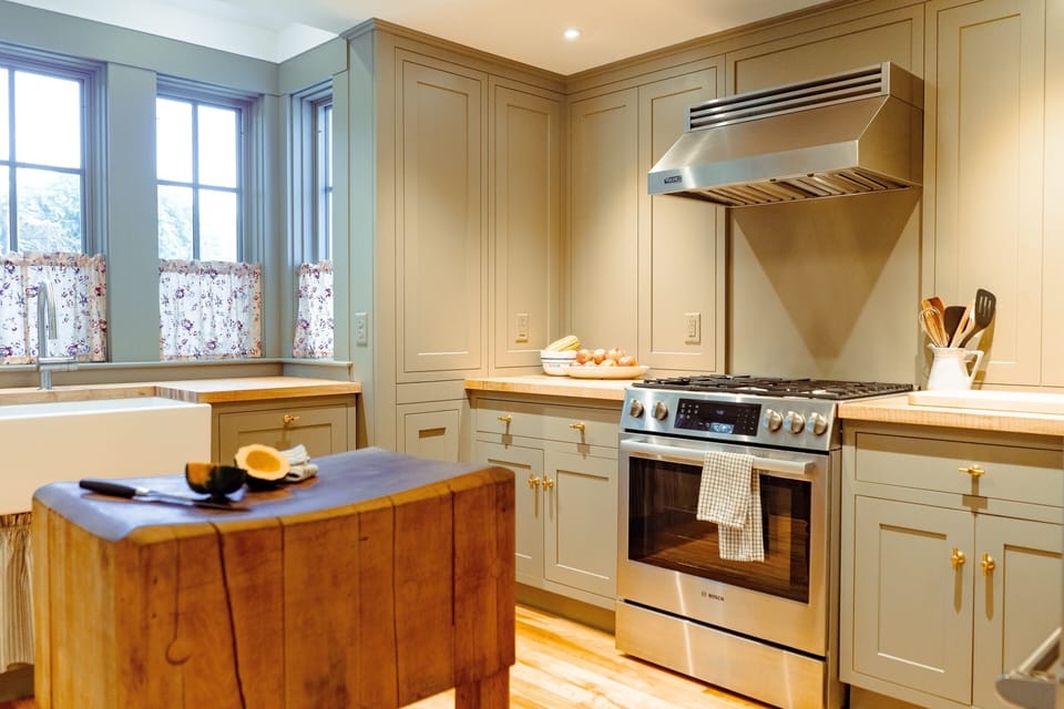 The kitchen features Viking and Bosch appliances. 