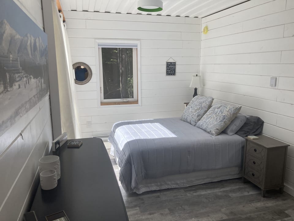 Main Bedroom (queen bed)