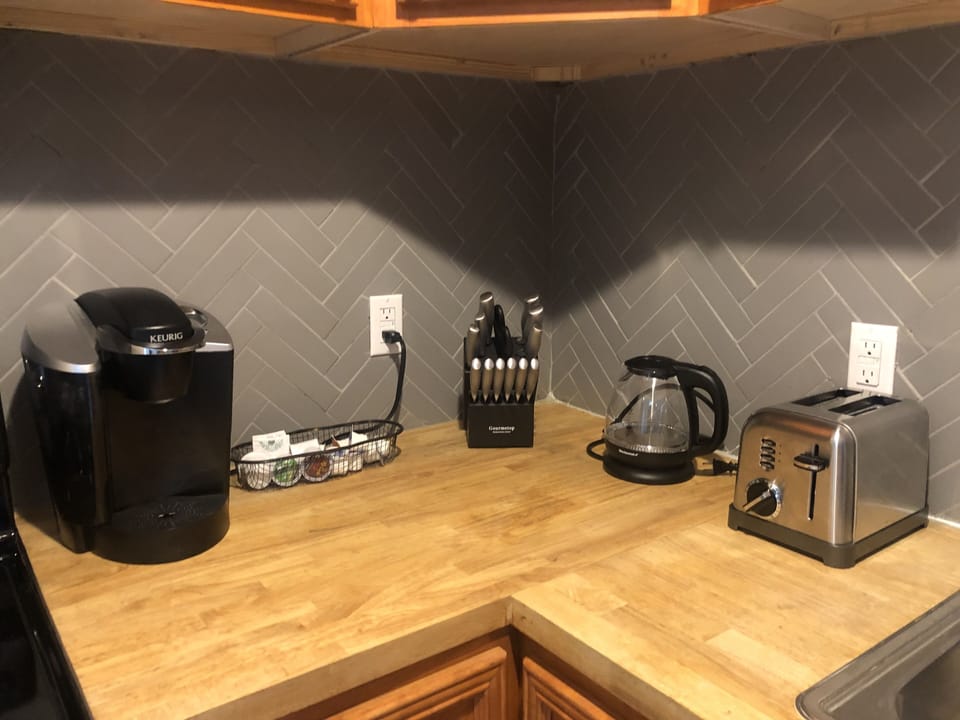 Keurig machine, complimenatry K-cups, toaster, electric kettle