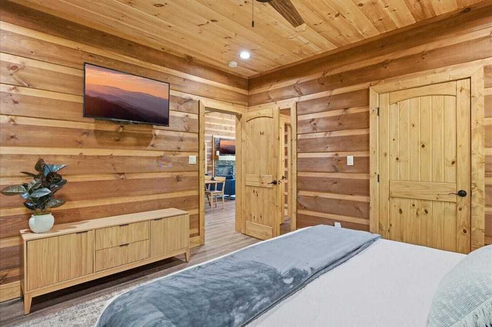 Bedroom 2 - King bed, Smart TV