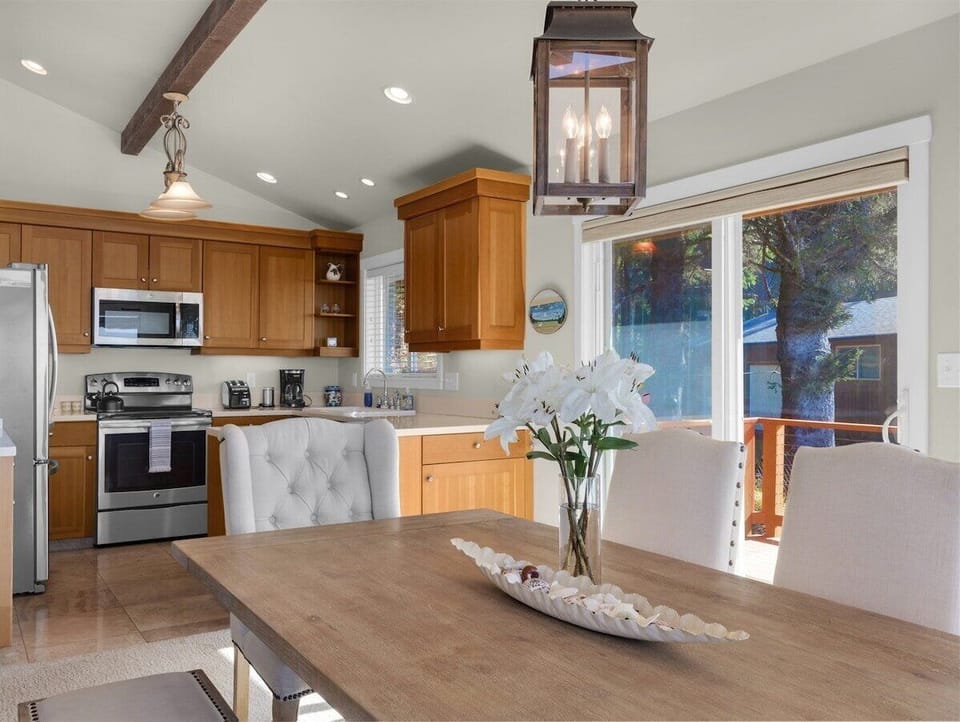 dining area at Sunset Cove