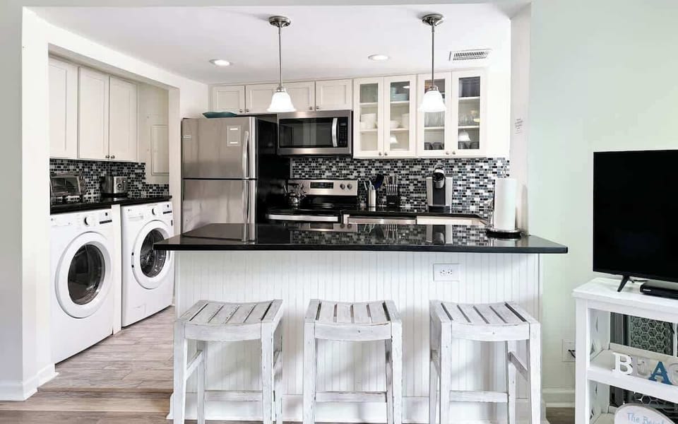 Breakfast Bar and Kitchen