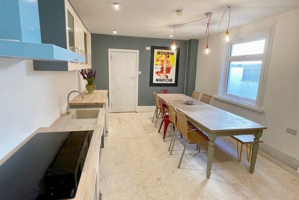 Kitchen/dining. Table for up to 12 people