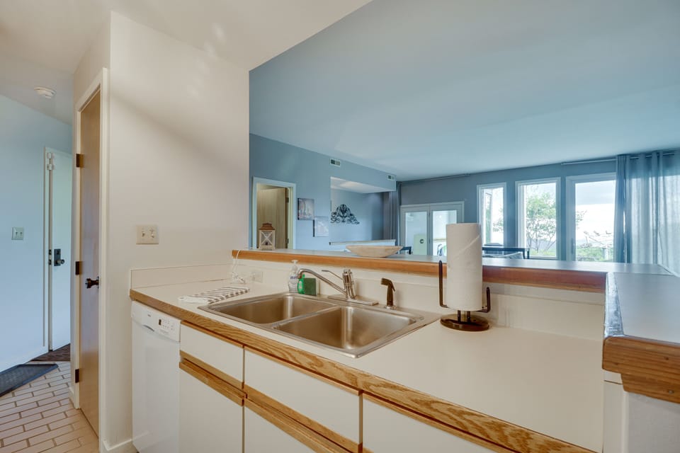 Kitchen | Combo Drip/Single-Serve Coffee Maker | Dishwasher