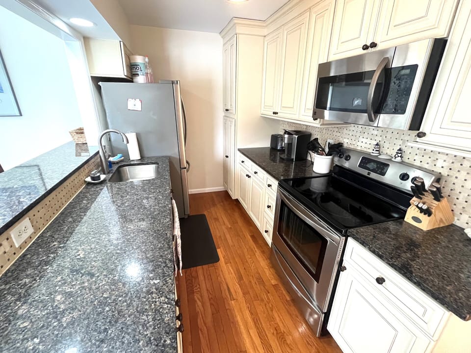 Fully equipped kitchen with Kuerig Coffee Maker, blender, toaster etc.