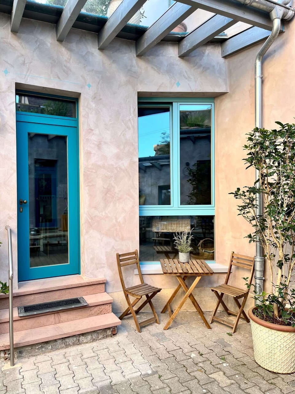 Eingang und Terrasse mit überdachter Sitzgelegenheit