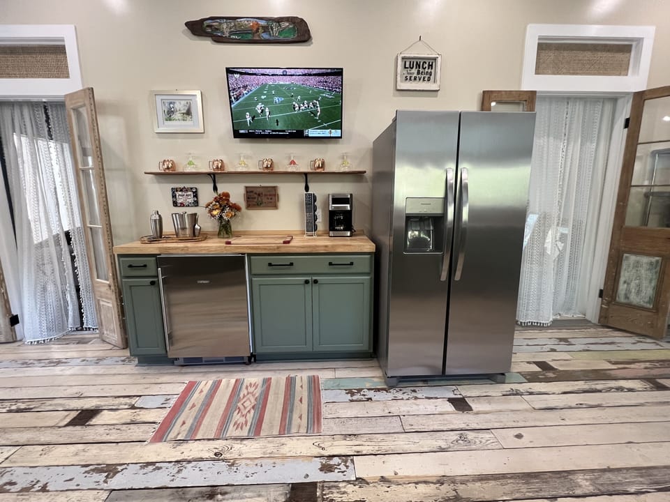 Drink area with 40" Smart TV