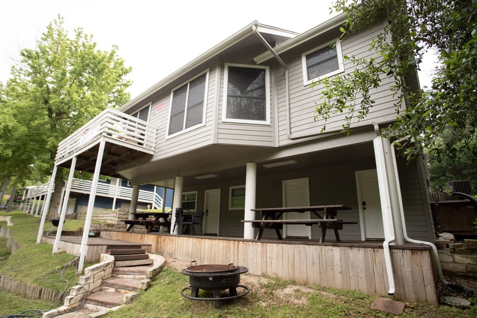 Nice balcony overlooks the river!