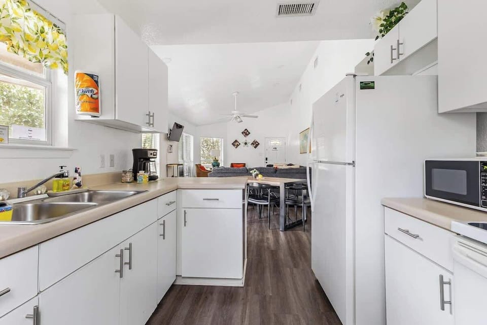 Fully equipped kitchen with full size appliances and plenty of counter space. Prepare meals before tubing the Guadalupe or heading to Schlitterbahn, downtown New Braunfels, and the Gruene Historic District.