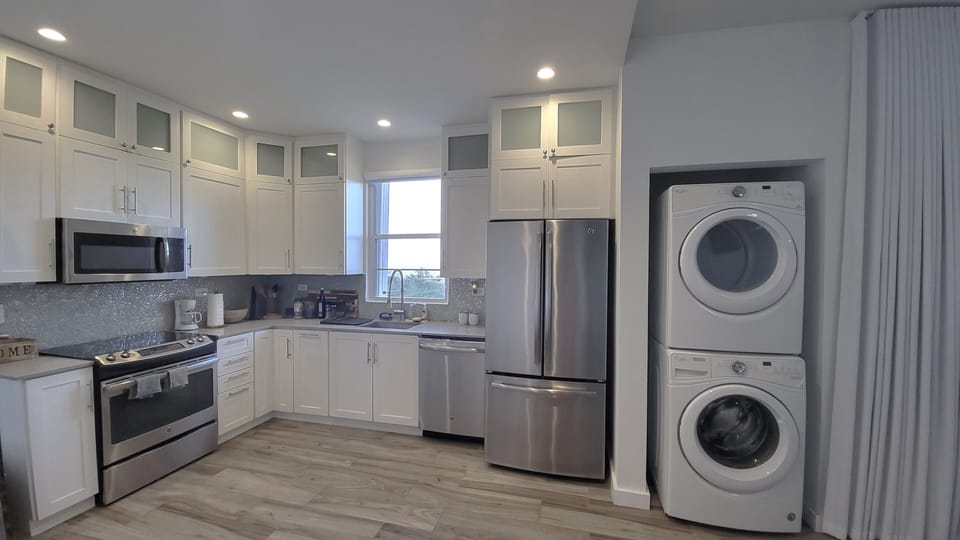 Fully equipped kitchen, dishwasher, washer and dryer