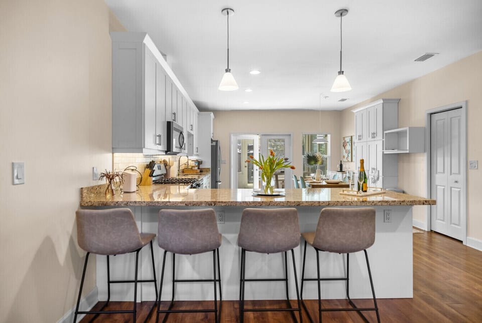 Gather 'round the table 🏡🍴 Whether it’s breakfast before exploring Gainesville or dinner after a day of adventure, this dining space is the heart of the home.