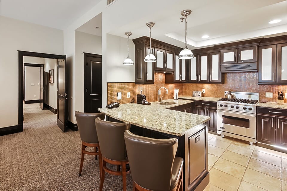 Kitchen with breakfast bar