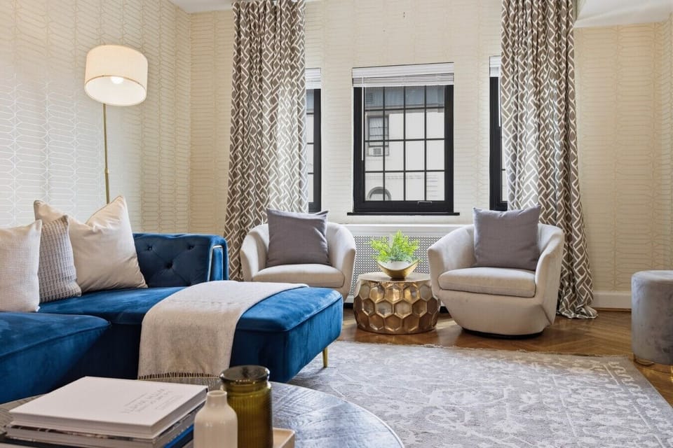 Living Room w/ Smart TV
