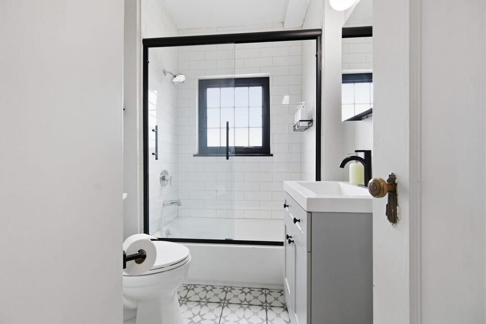 Bathroom One | Full Bath (Off Hallway)