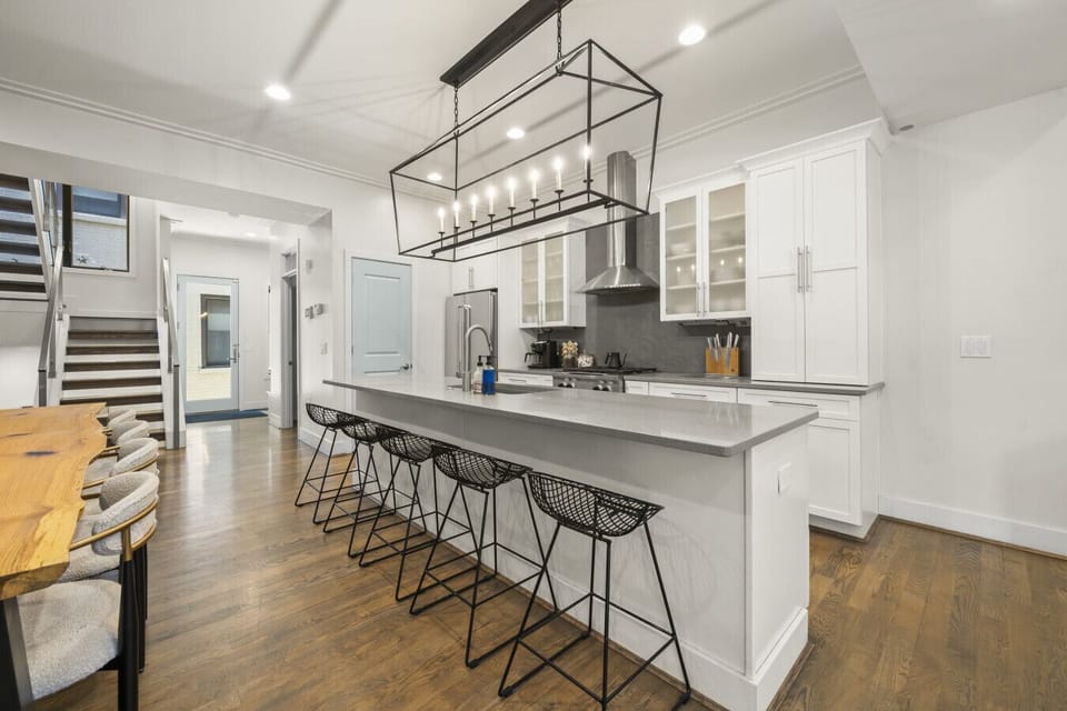 StayRepublic | Fully Stocked Kitchen w/ Bar Seating