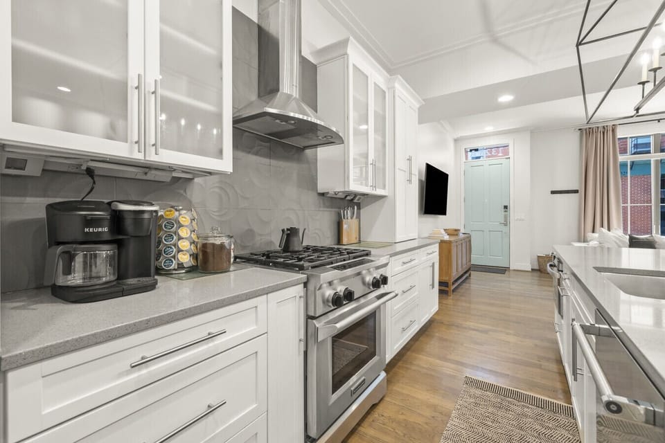 StayRepublic | Fully Stocked Kitchen w/ Bar Seating