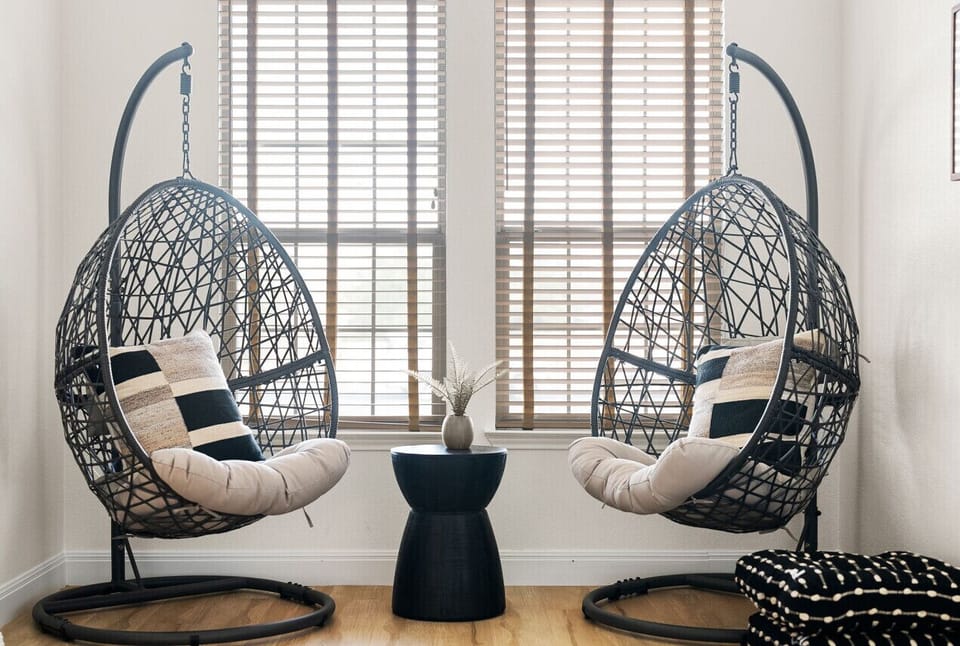Chill out in our stylish seating area with a hanging chair – the perfect nook for relaxation and daydreaming.Chill out in our stylish seating area with a hanging chair – the perfect nook for relaxation and daydreaming.