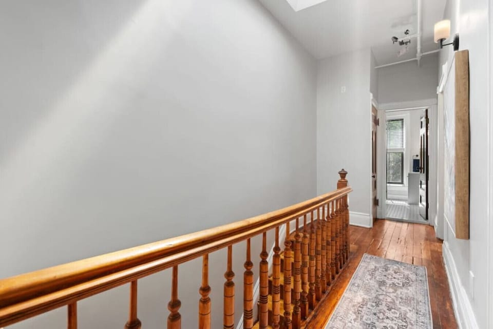 This hallway leads you to the apartment.