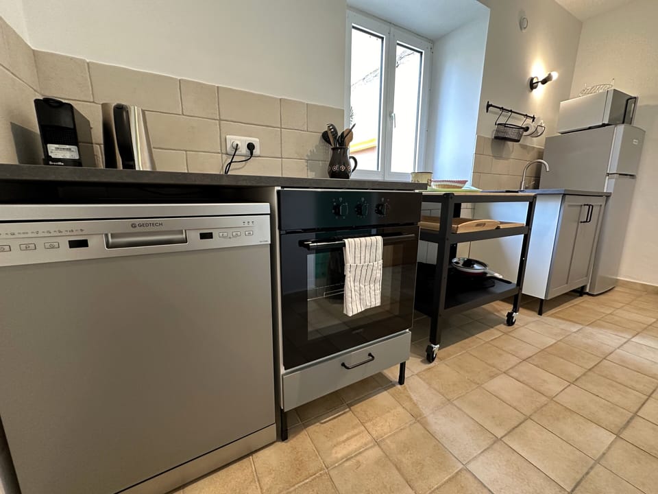 Fully equipped kitchen (2)