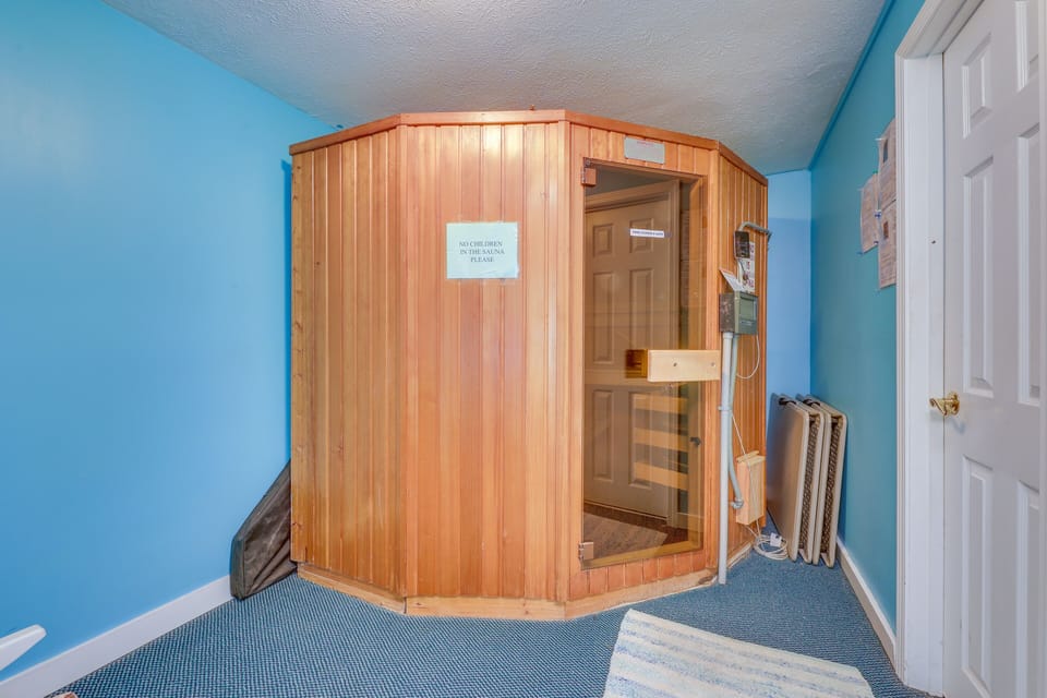 Wellington Manor | Community Amenities | Sauna