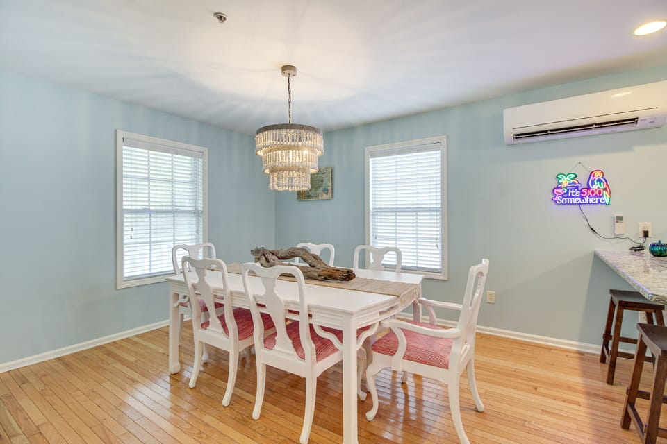 Dining Area | Dishware/Flatware Provided