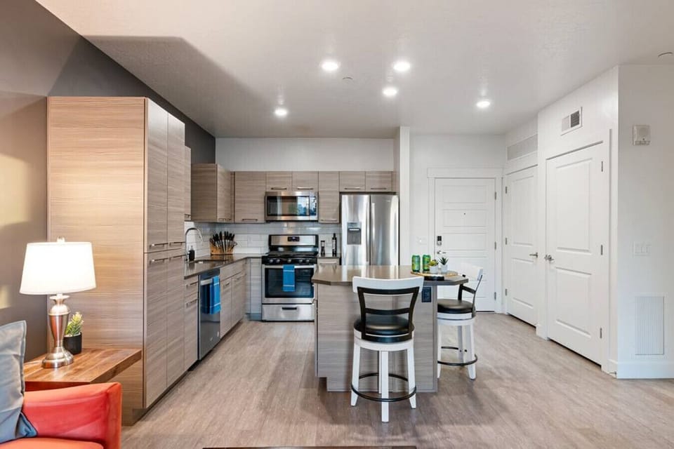Fully stocked kitchen with all that you need. Pots, pans, bakeware, salt +pepper, and olive oil!!