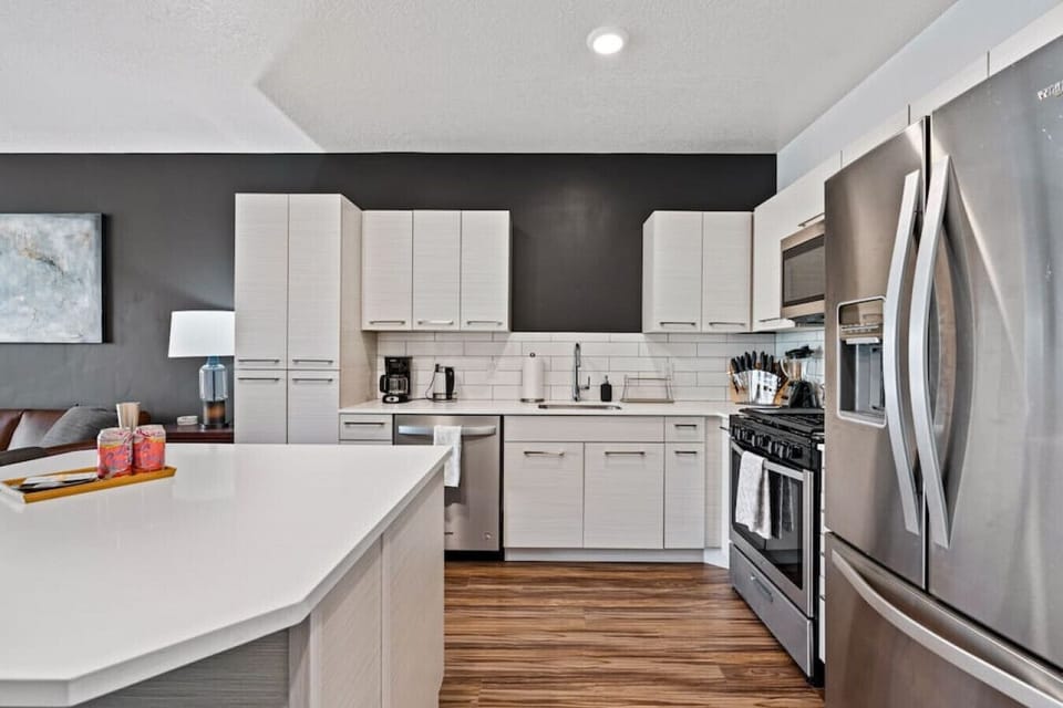Fully stocked kitchen with all that you need. Pots, pans, bakeware, salt +pepper, and olive oil!!
