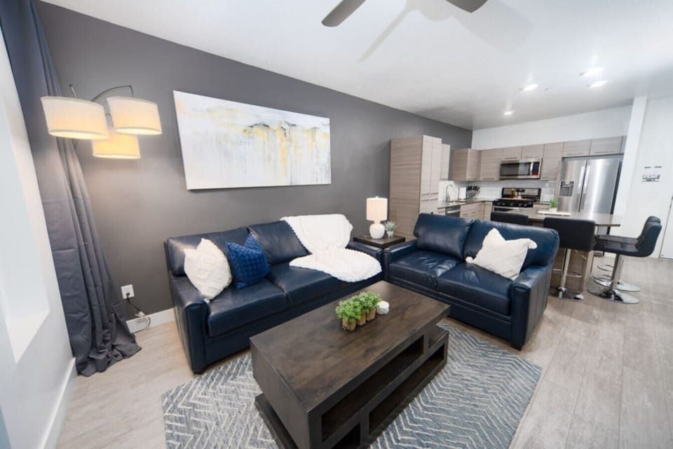 Amazing downtown views with luxury leather couch. 65` TV. Main couch is a full pullout bed!